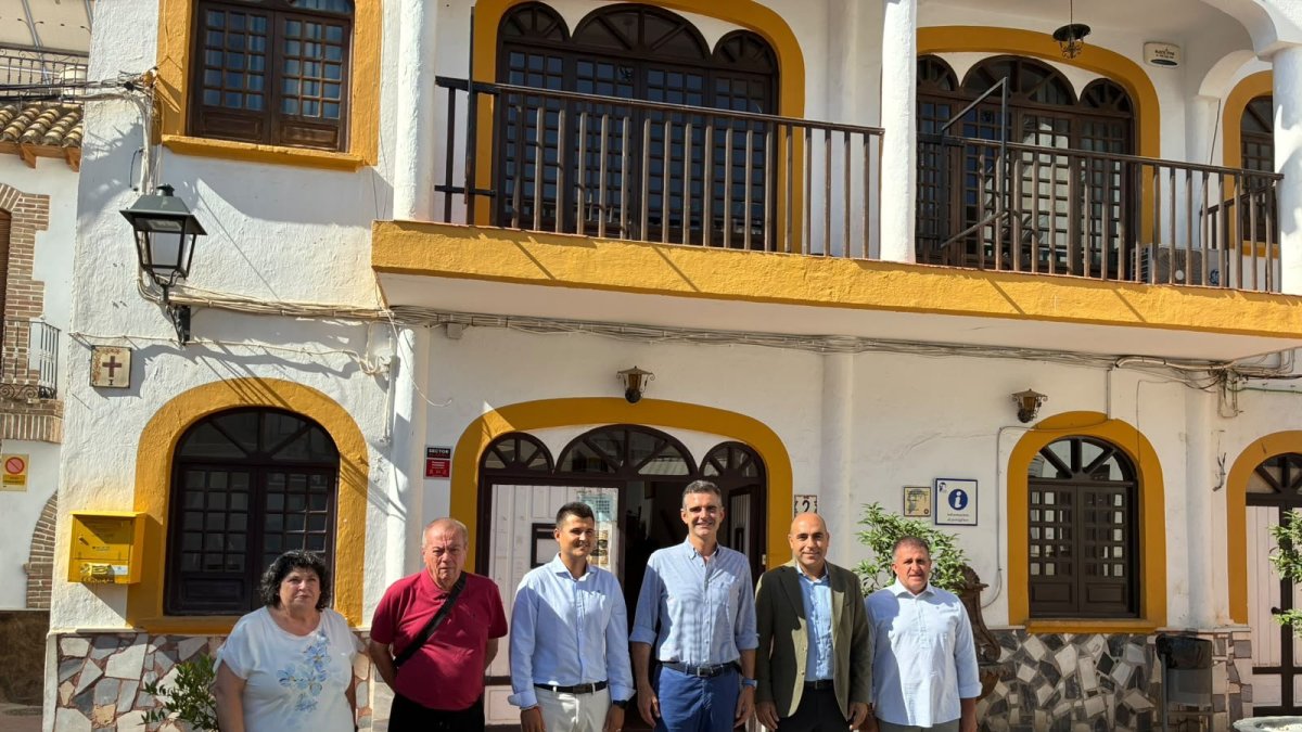 El consejero andaluz en funciones de Agricultura, Ramón Fernández-Pacheco, visita el Ayuntamiento de Alhabia (Almería).