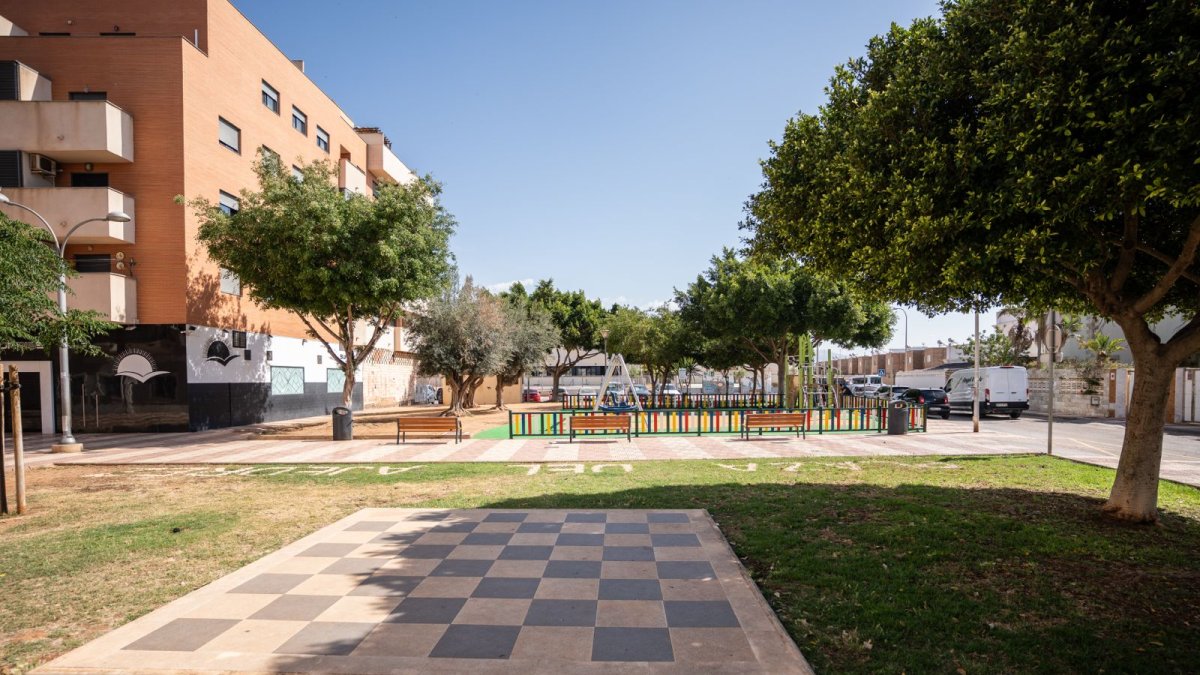 La renovada zona infantil del Parque del Ajedrez de Roquetas de Mar.