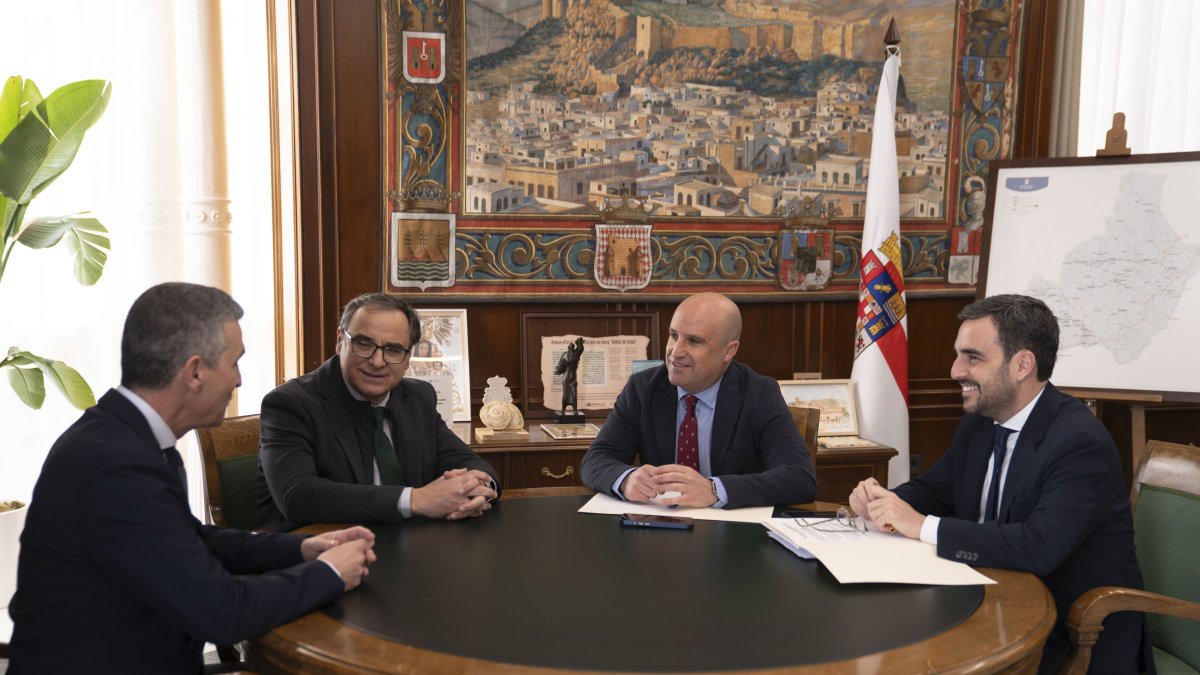 Archivo - Representantes de la Diputación de Almería y de la UAL durante la reunión para poner en marcha la Cátedra 'Sabores Almería'.