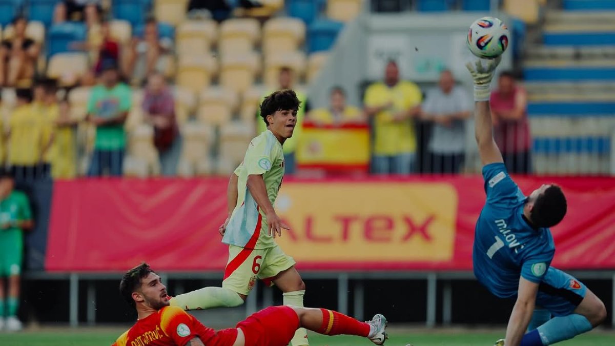 Quim Junyent anotando un gol a Japón en el Mundial de Indonesia.