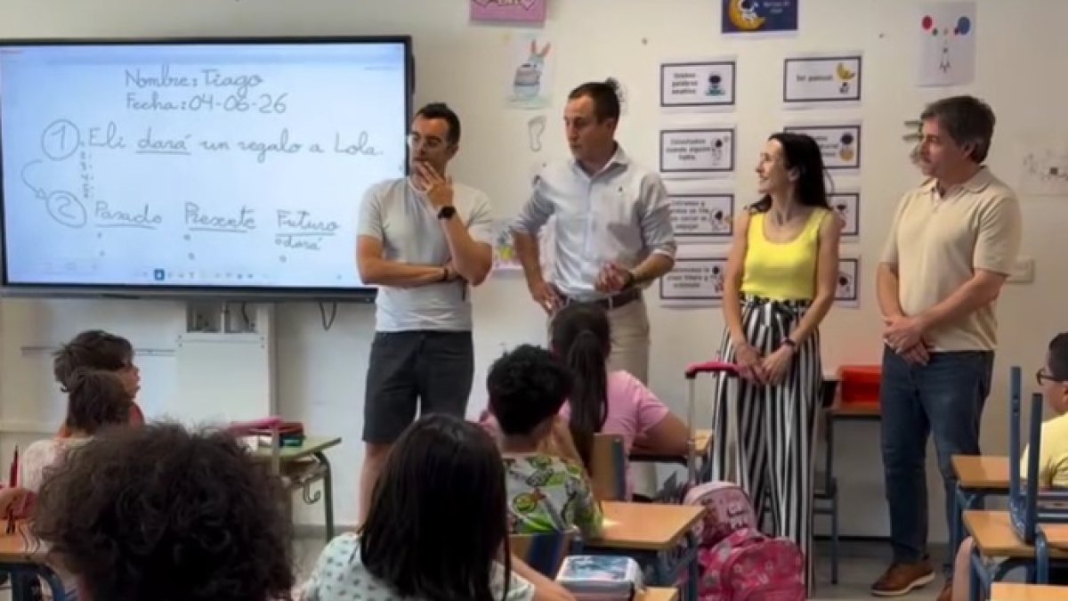 El alcalde y la edil de Vera en uno de los centros educativos días atrás.