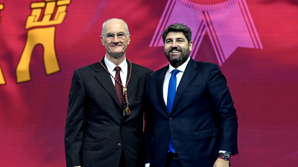 El doctor Ripoll recibe la medalla de oro de la Región de Murcia.