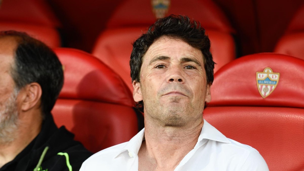 El entrenador del Almería en el banquillo del Estadio de los Juegos Mediterráneos.