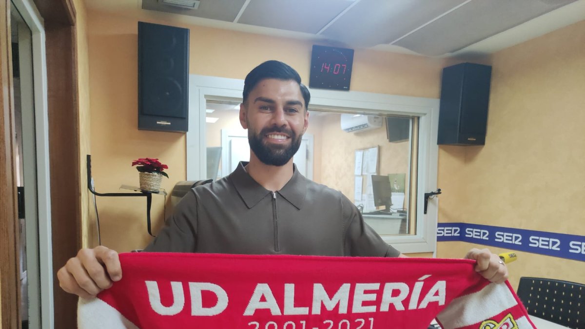Rubén Duarte con la bufanda del Almería en los estudios de la Cadena SER.