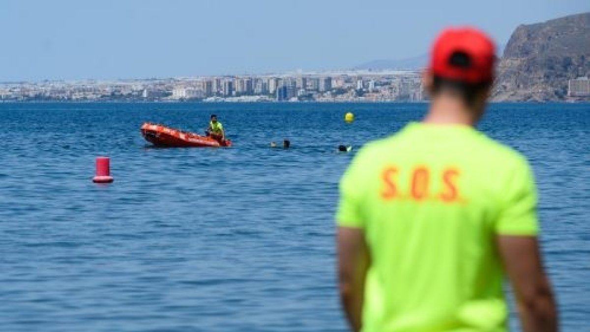 Archivo - Un socorrista durante un dispositivo de vigilancia en una playa de Almería.