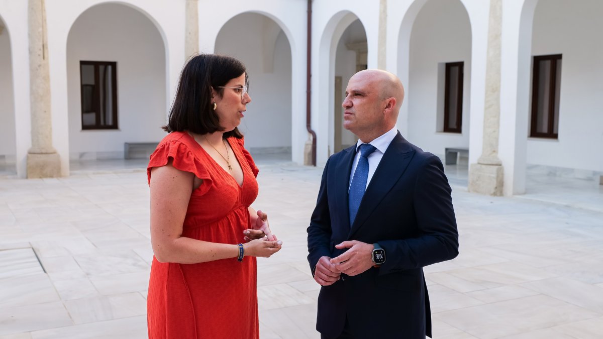 La diputada de Cultura, Cine e Identidad Almeriense, Almudena Morales, y el presidente de la Diputación de Almería, José Antonio García Alcaina.