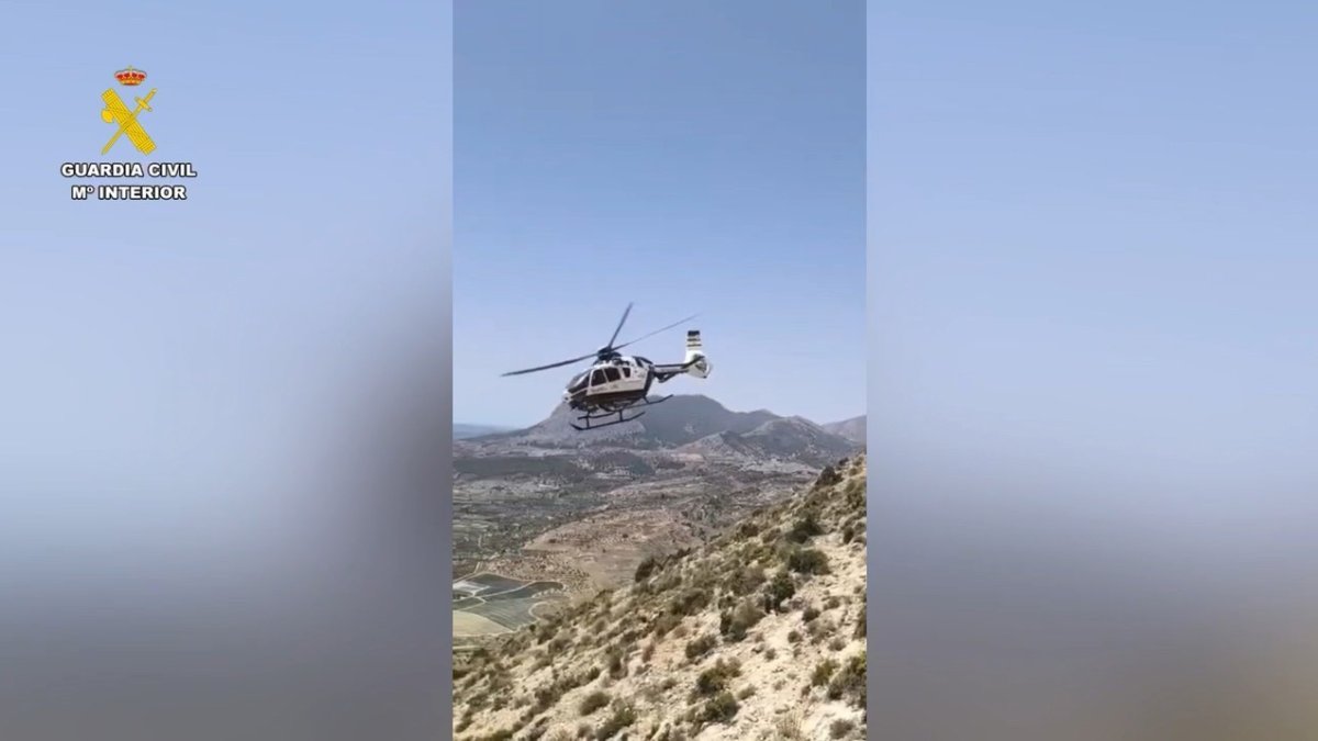 Imagen de un helicóptero rescatando a una mujer atrapada en Vélez Rubio (Almería).
