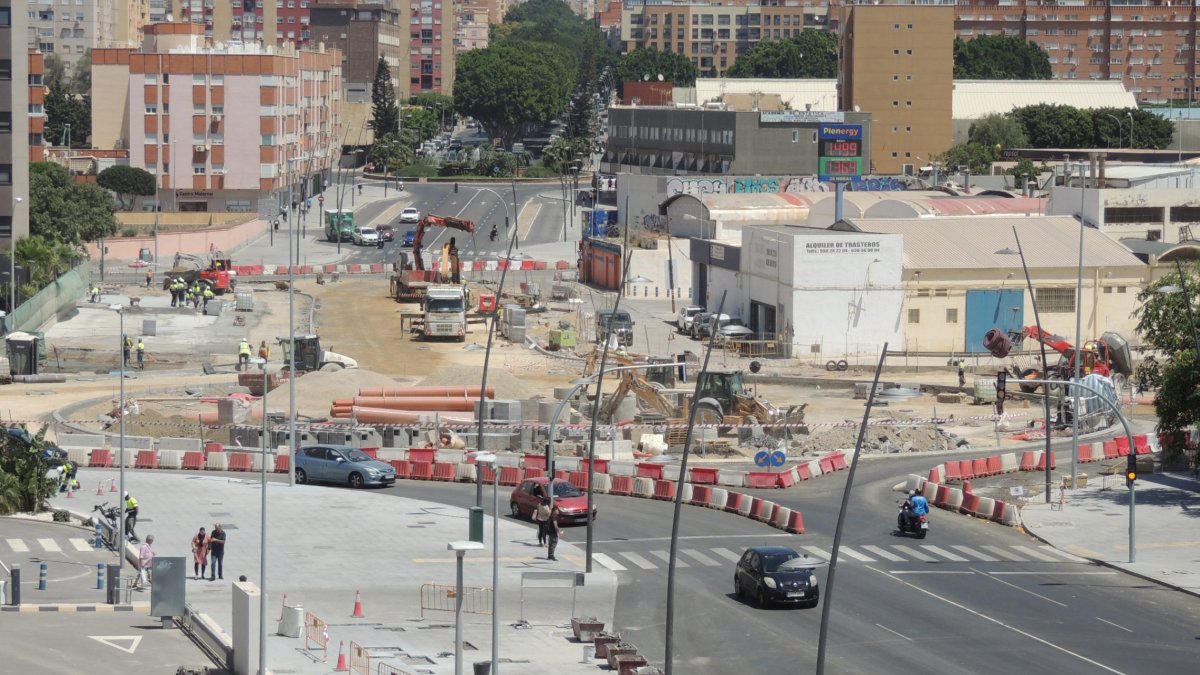 Imagen de la nueva rotonda de la Avenida del Mediterráneo con Sierra Alhamilla, que estará abierta al tráfico antes de julio.