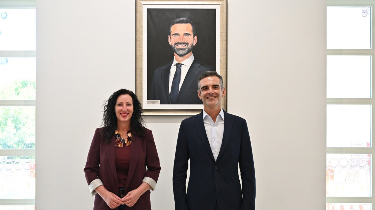 La alcaldesa de Almería, María del Mar Vázquez, y el exalcalde Ramón Fernández-Pacheco, ante el retrato incorporado a la Galería de Alcaldes y Alcaldesas.