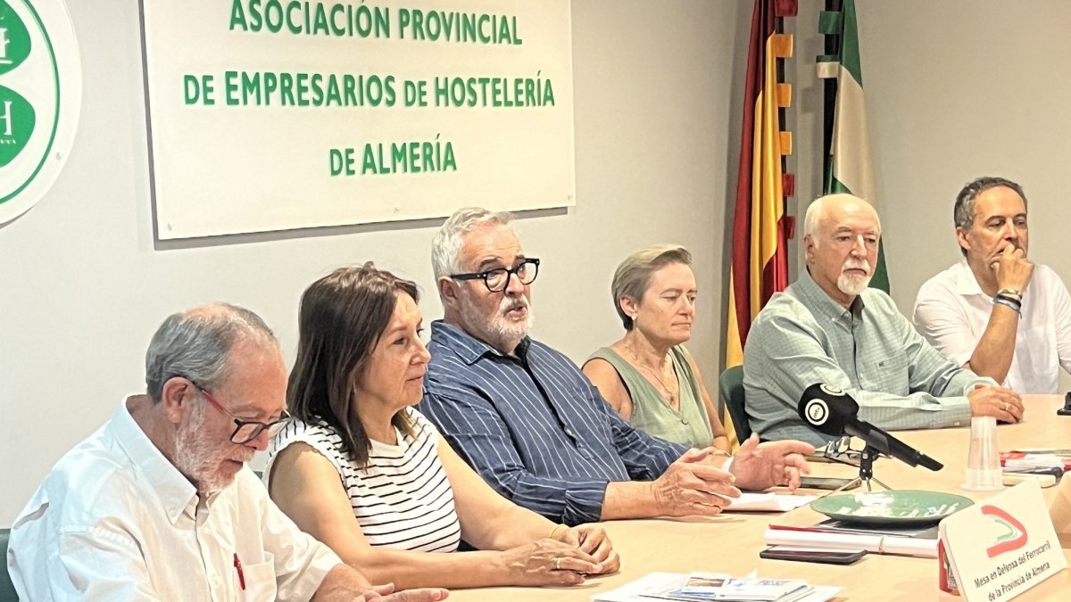 Los representantes de la Mesa en Defensa del Ferrocarril de Almería ofrecen una rueda de prensa.