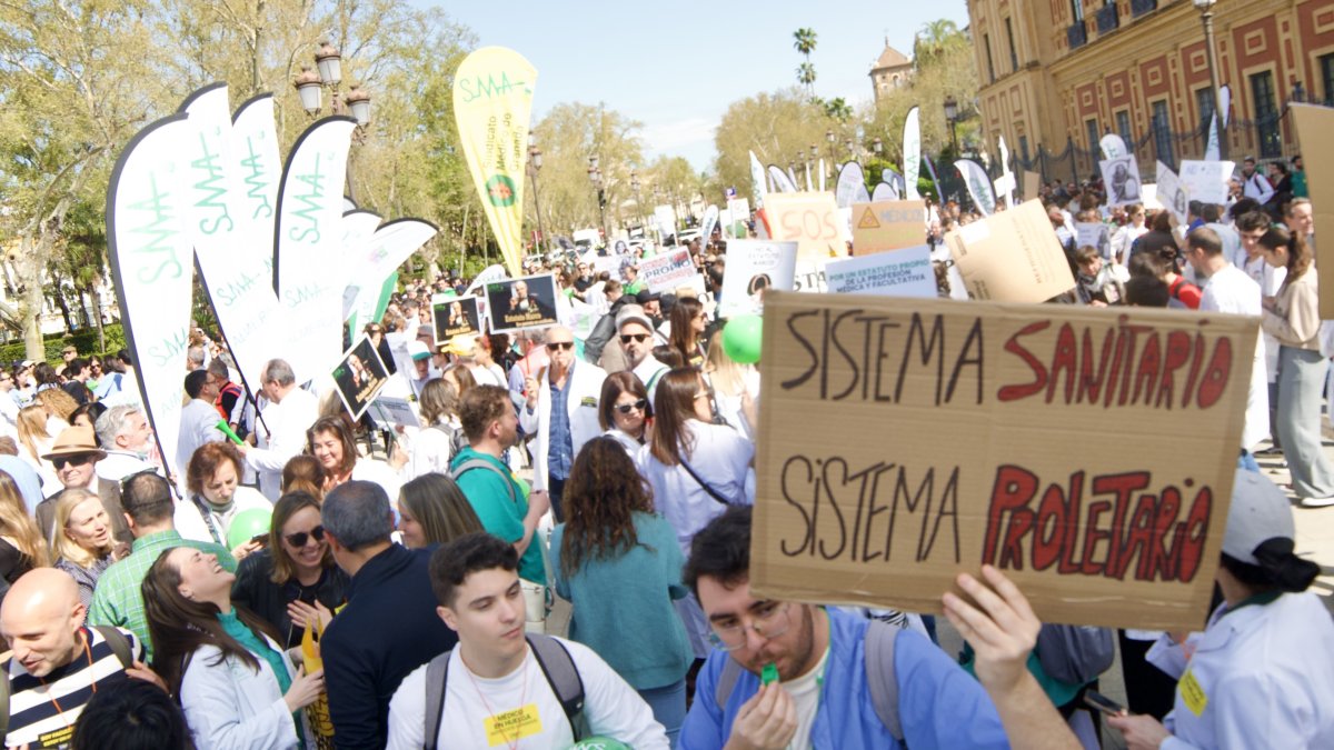 Archivo - Manifestación en Sevilla convocada por el Sindicato Médico Andaluz (SMA) en rechazo del Estatuto Marco que impulsa el Ministerio de Sanidad. Imagen de archivo.
