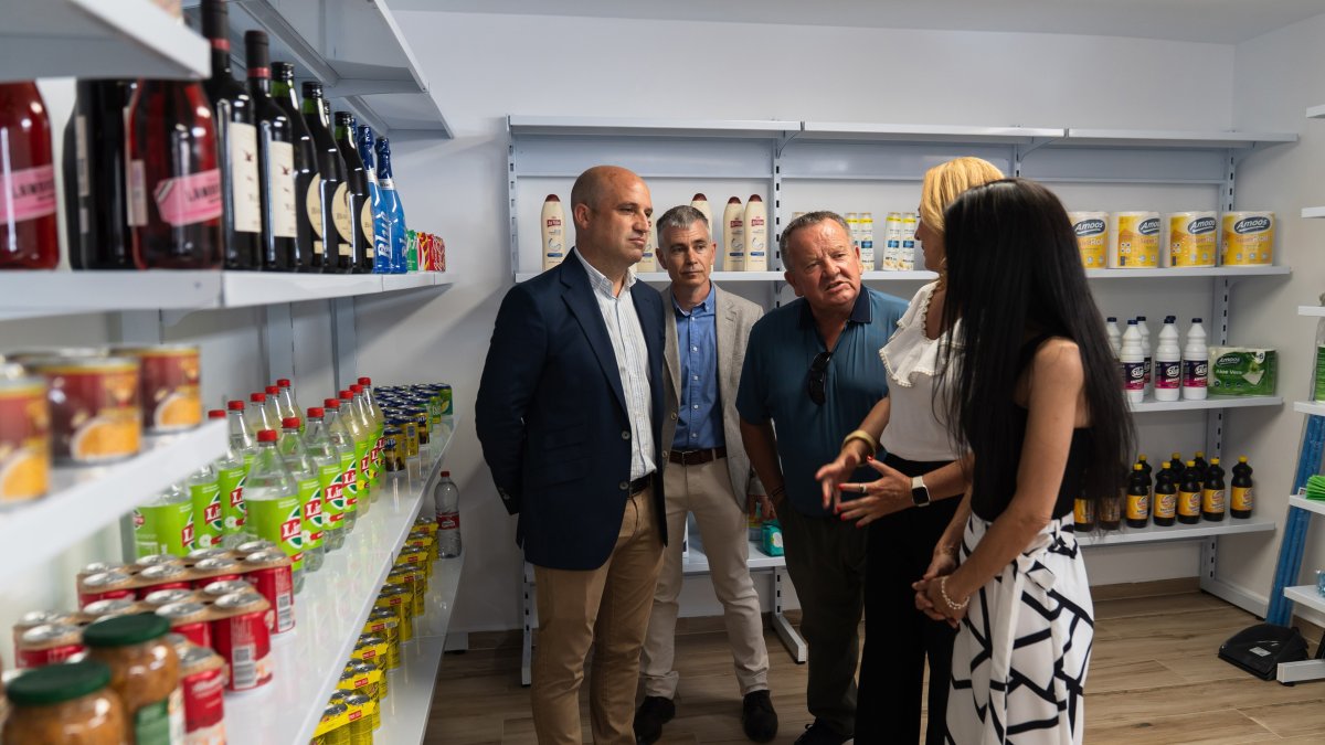 El presidente de la Diputación de Almería, José Antonio García Alcaina, durante la inauguración del bar tienda 'La Plaza' en Cóbdar.