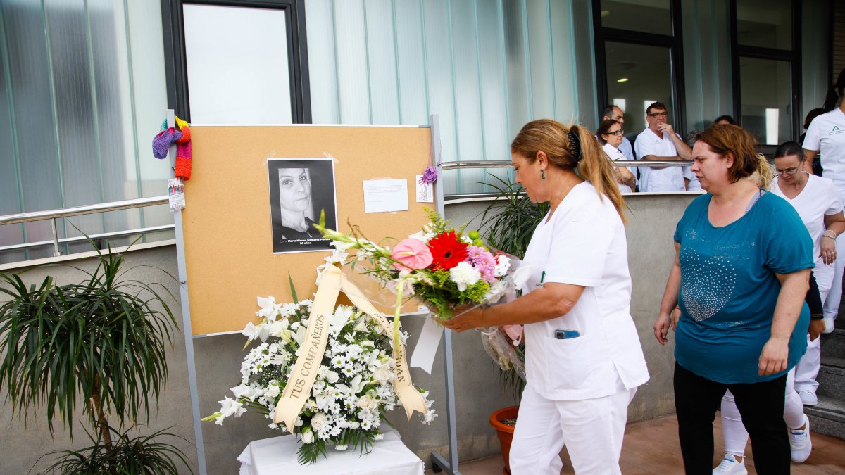 Archivo - Acto de homenaje en el centro residencial El Zapillo, en Almería, a la compañera asesinada en Roquetas de Mar (Almería).