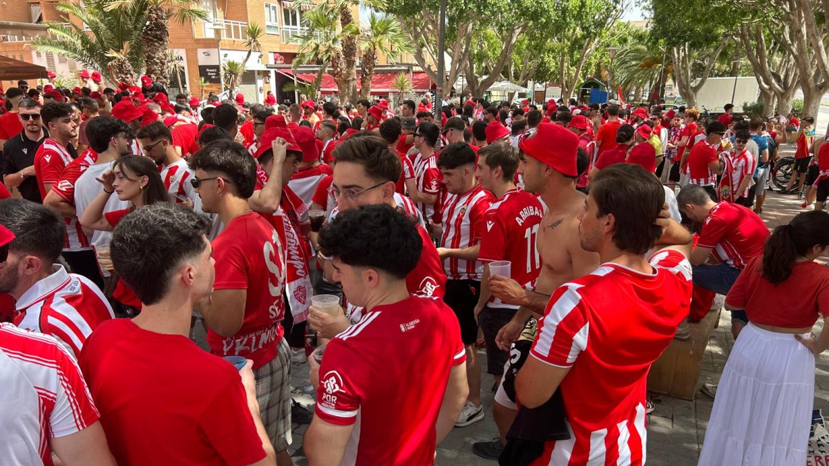 En imágenes: el Almería ya juega su partido en las calles (pese al calor)