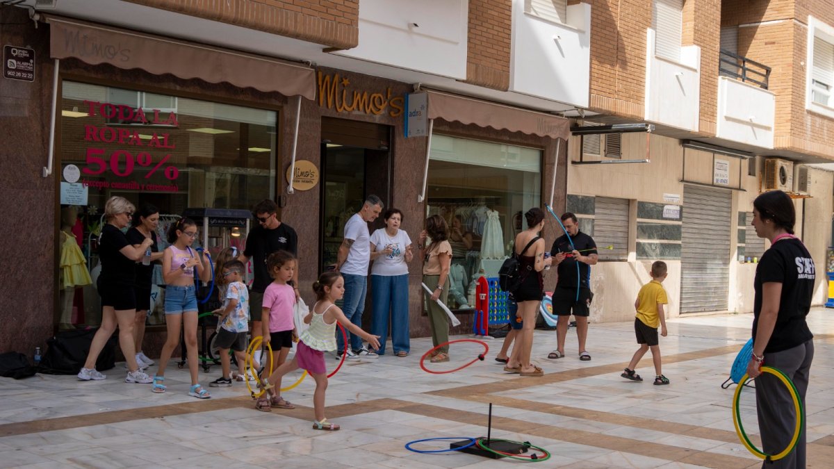 La Noche en Blanco llena de ambiente, comercio y diversión las calles de Adra