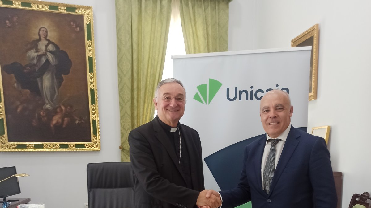 El obispo de Almería, Antonio Gómez Cantero, y el director territorial de Andalucía Oriental de Unicaja, Juan Cayuela Pérez.