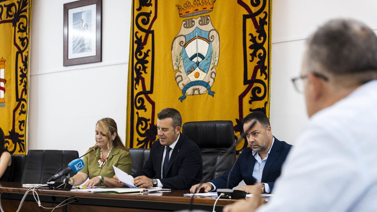 El alcalde de Carboneras, Salvador Hernández, preside el pleno extraordinario sobre El Algarrobico días atrás.