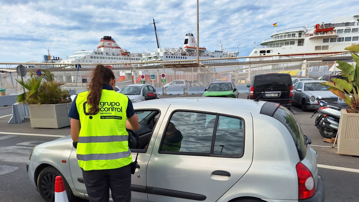 Miles de viajeros, un mismo reto: coordinar la mayor operación de movilidad del verano