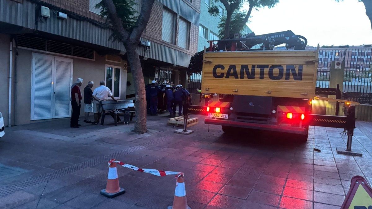 Operarios trabajan para poner solución a los cortes de luz el pasado lunes en la calle Altamira de la capital.