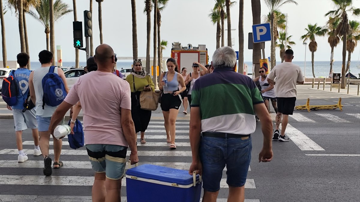 Fuego, mar y deseos bajo una noche abrasadora: así vive Almería su San Juan más intenso