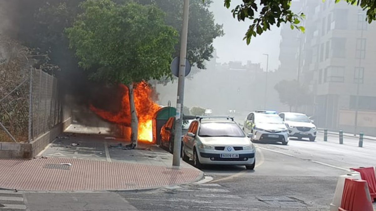 Incendio en contenedores de la Avenida de Montserrat que afectó a un vehículo estacionado.