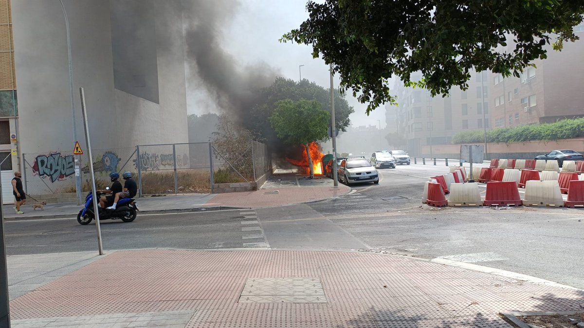 Tarde muy difícil en Almería con tres incendios a la vez: en imágenes