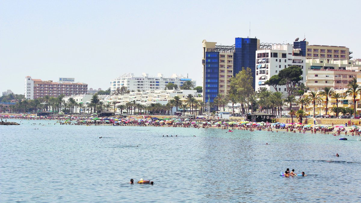 Hoteles en primera línea de playa en Aguadulce, en un imagen de archivo.