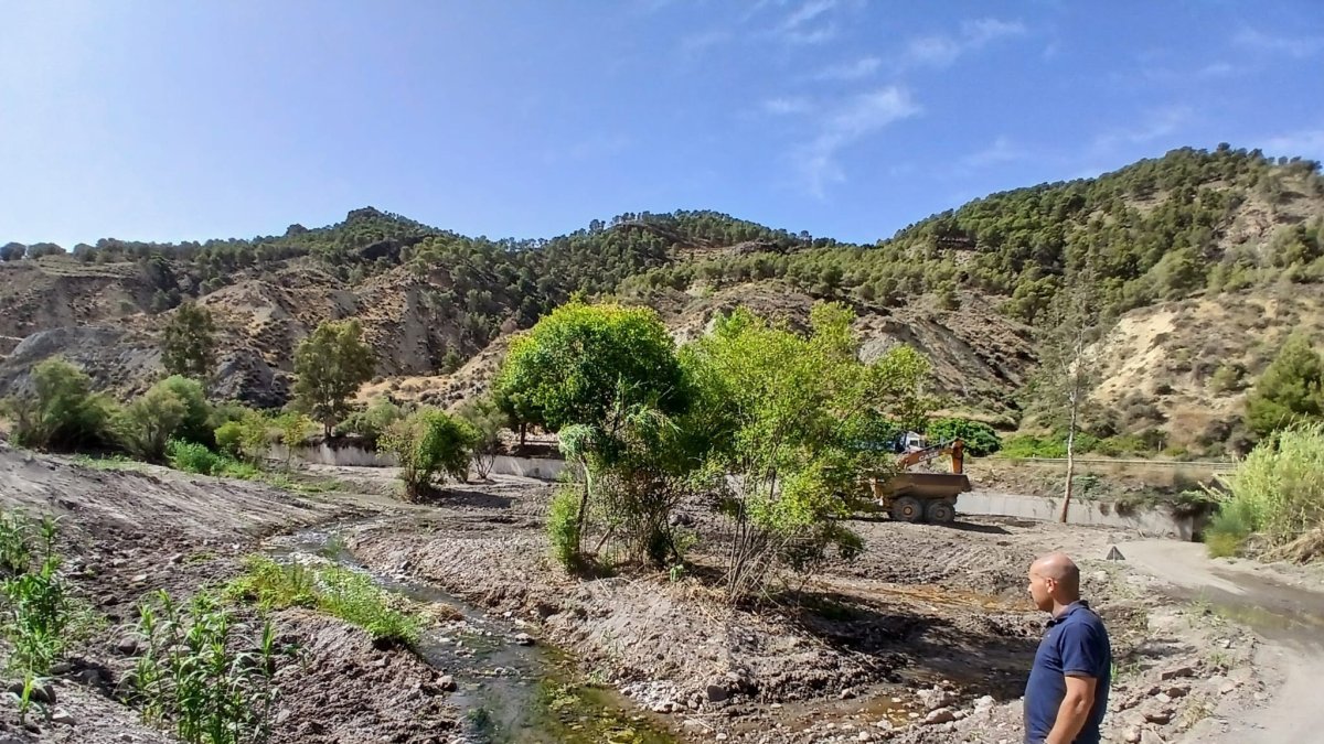 El delegado de Agricultura, Pesca, Agua y Desarrollo Rural de la Junta en Almería, Antonio Mena, durante la visita a las actuaciones de mejora del cauce del río Andarax en Rágol.