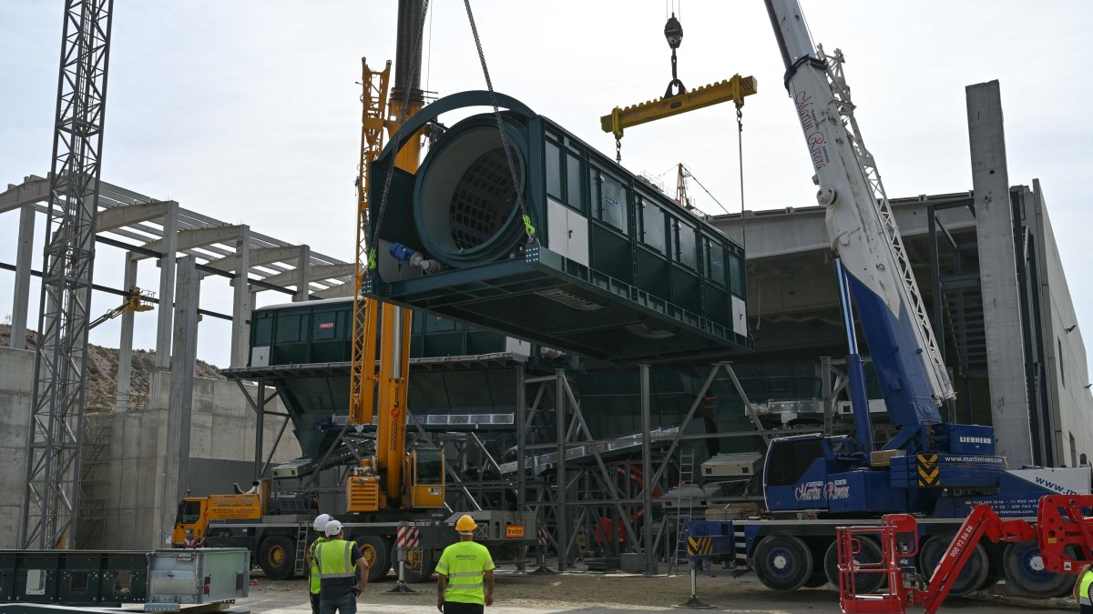Trabajos de instalación del trómel en la nueva planta de reciclaje del Complejo Ambiental de Almería.