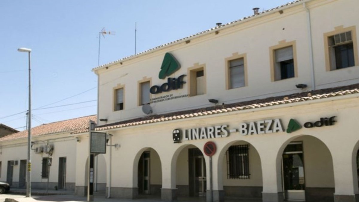 Archivo - Adif ha licitado un contrato para la reposición y ejecución de más de 16 kilómetros de cerramientos en distintos puntos de la red ferroviaria de Andalucía, por un importe superior a los 4,6 millones de euros.