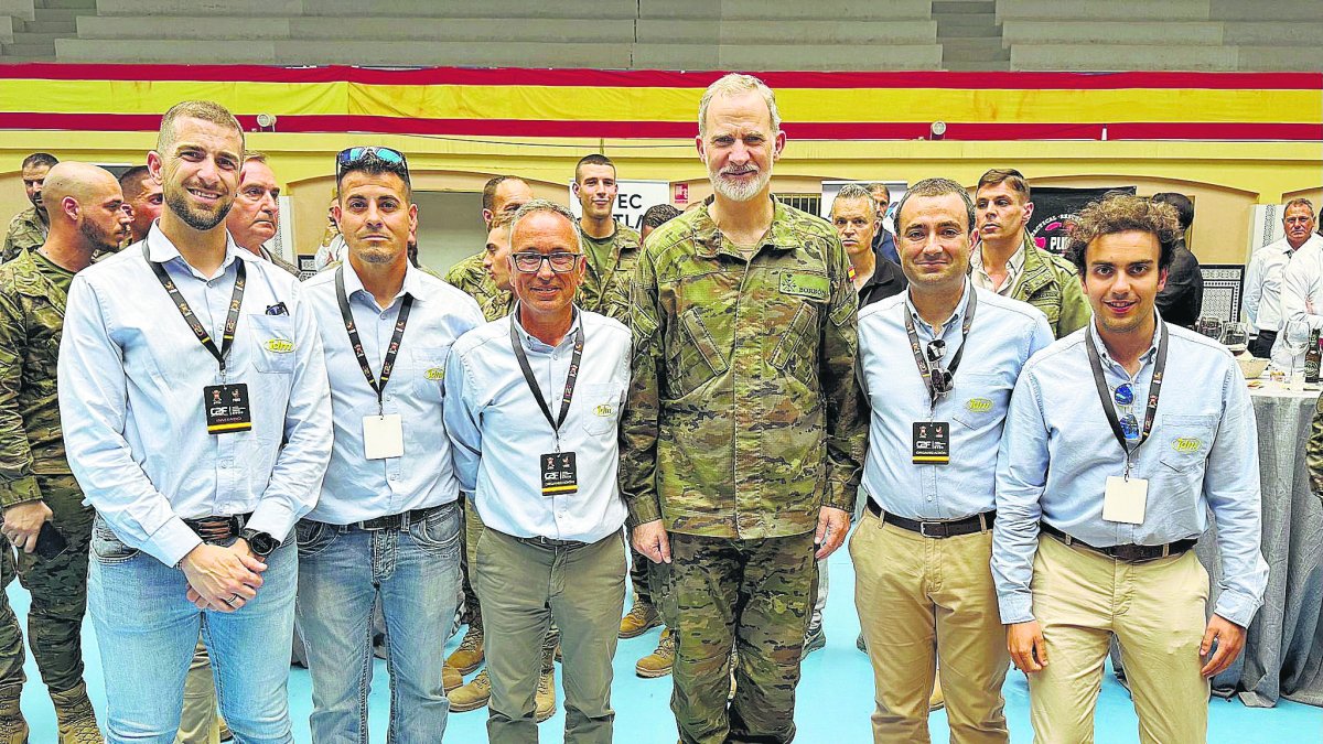 El Rey posa junto al equipo de la empresa almeriense IDM.