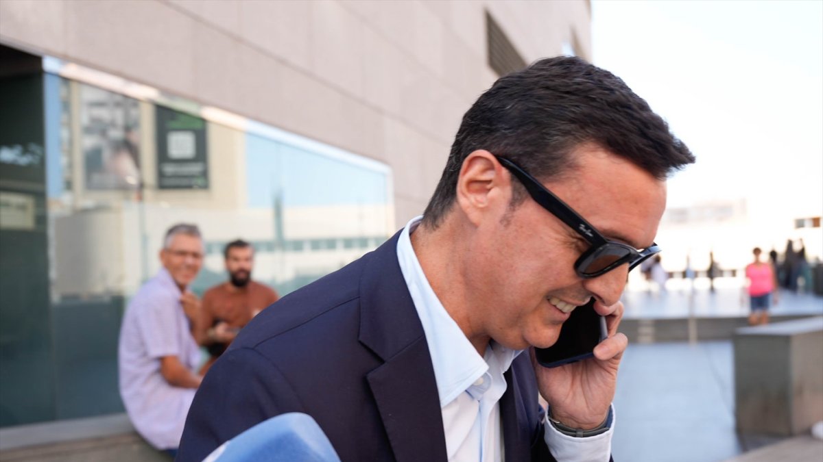 Javier Aureliano García, abandonando los juzgados de Almería tras comparecer por el Caso Mascarillas.