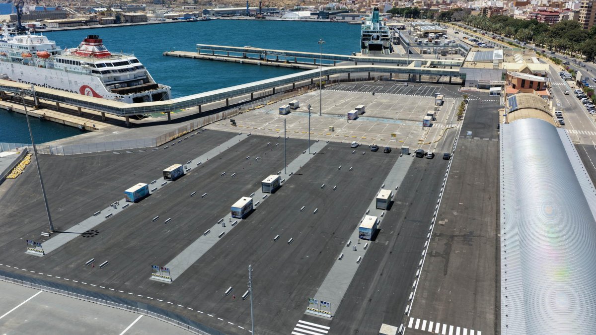 Placas solares y sombra para el coche: así cambiará el parking del Puerto de Almería con su megaproyecto verde