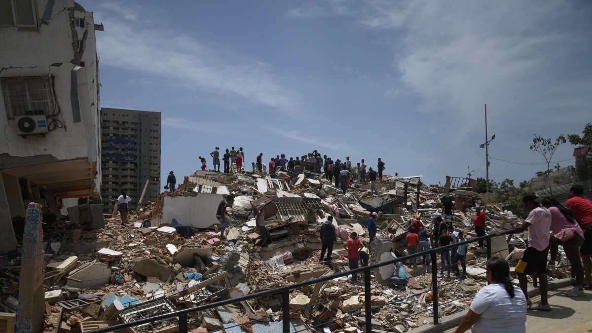 Equipos de rescate trabajan en las ruinas de un edificio en La Guaira, la zona más afectada por los terremotos.