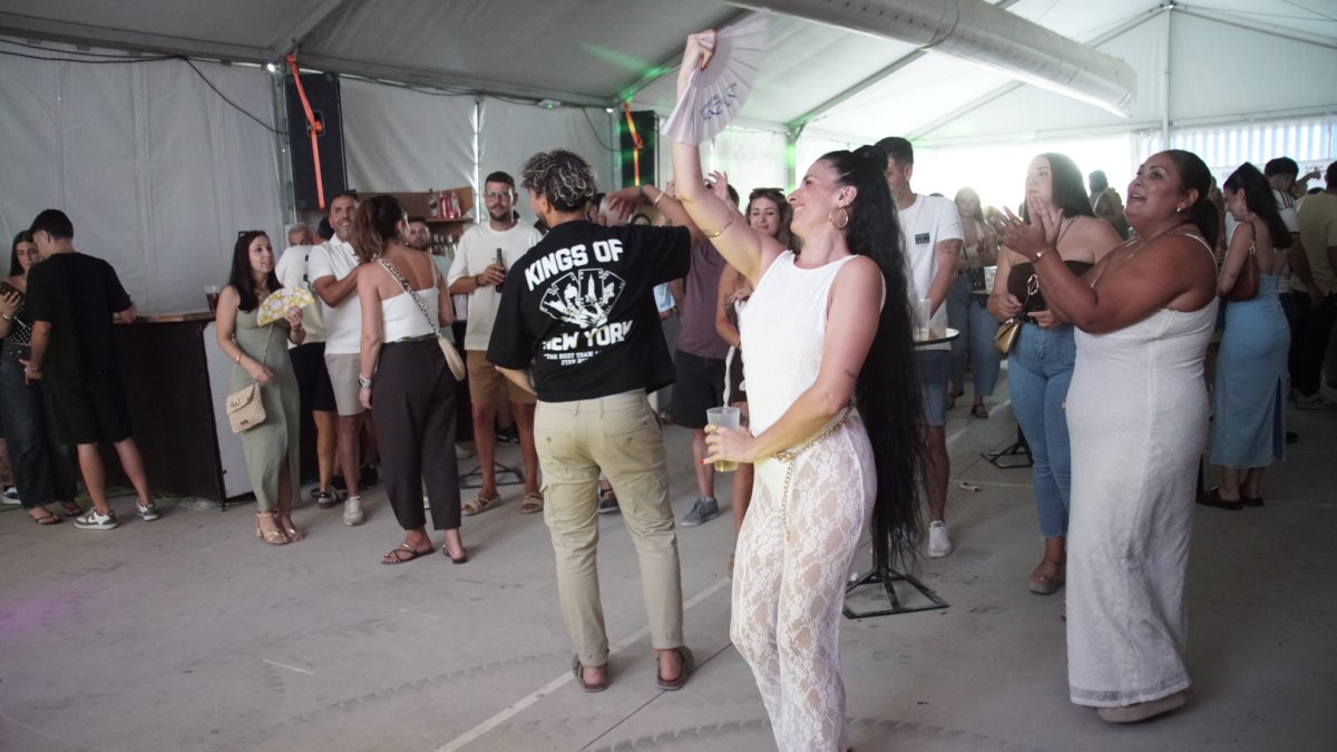 En imágenes: así se vive la fiesta en la Caseta La Mona durante San Isidro en El Ejido