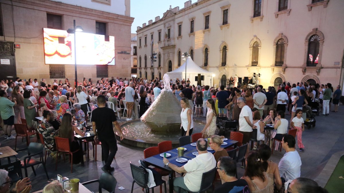 Alba Segura inaugura 'Plazeando' en la Plaza Pablo Cazard