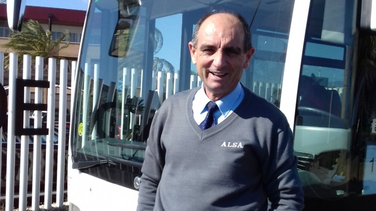 Se jubila tras 38 años en los autobuses de Almería: de viajar con su padre a conducir juntos