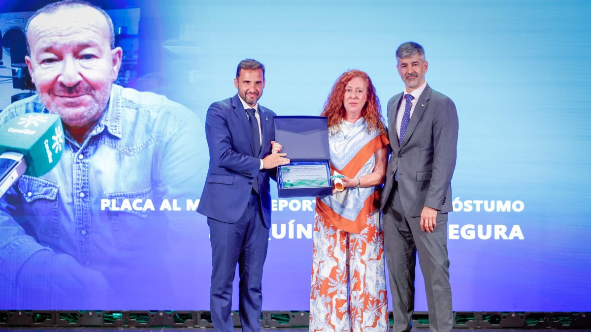 María Sáez, esposa de Joaquín Amérigo, subió al escenario para recoger la placa de todo el balonmano andaluz.
