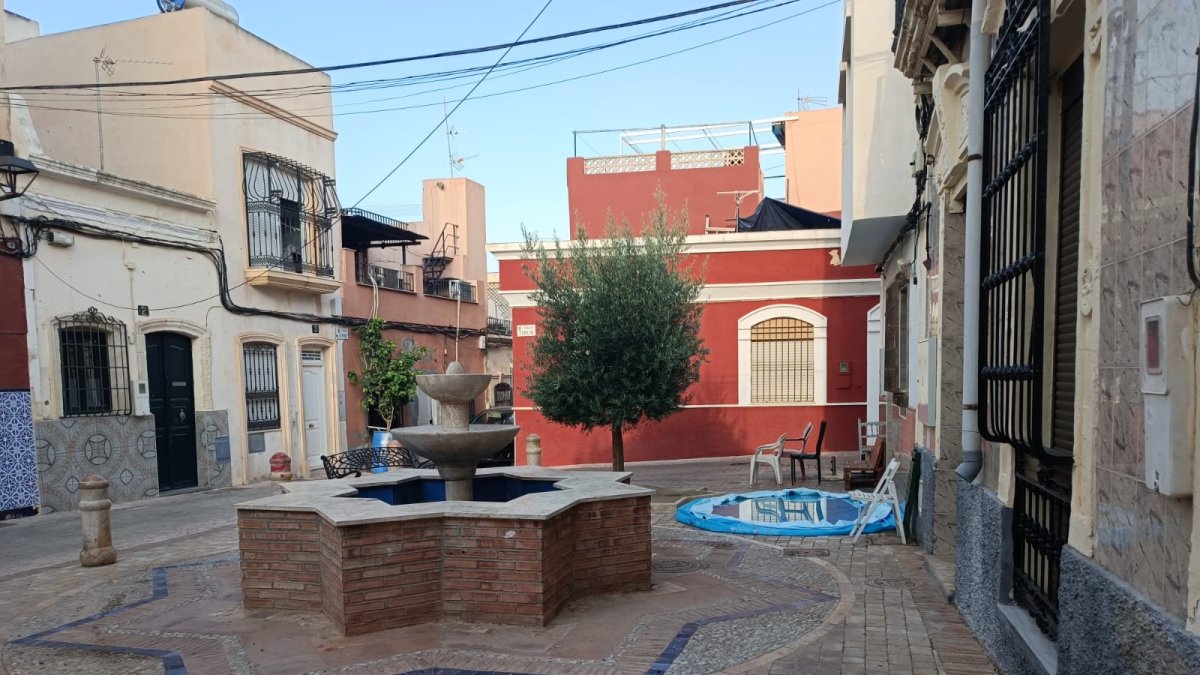 Piscina hinchable instalada junto a la fuente de la plaza Cepero.