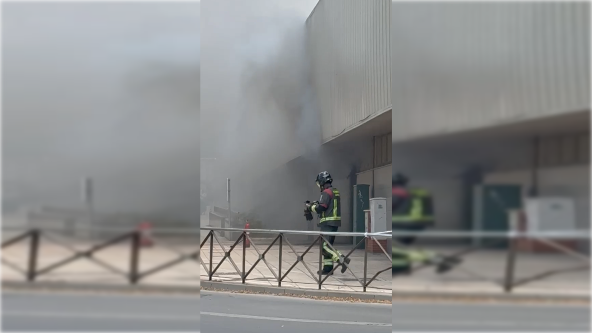 Un bombero trabaja en el incendio en el Rafael Florido.