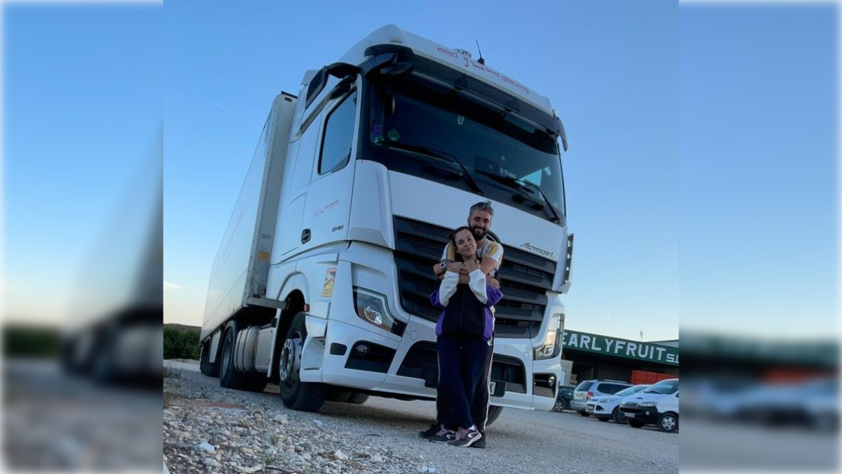 Luz, la almeriense que cambió la oficina por conducir un tráiler de 20 toneladas junto a su pareja