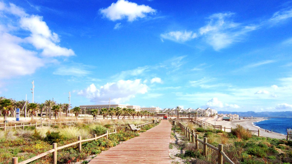 Archivo - Paseo de El Toyo, en Almería.