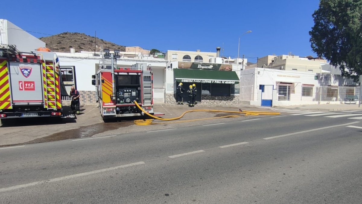 Bomberos del Levante actúan en la tienda de comidas para llevar para sofocar el fuego.