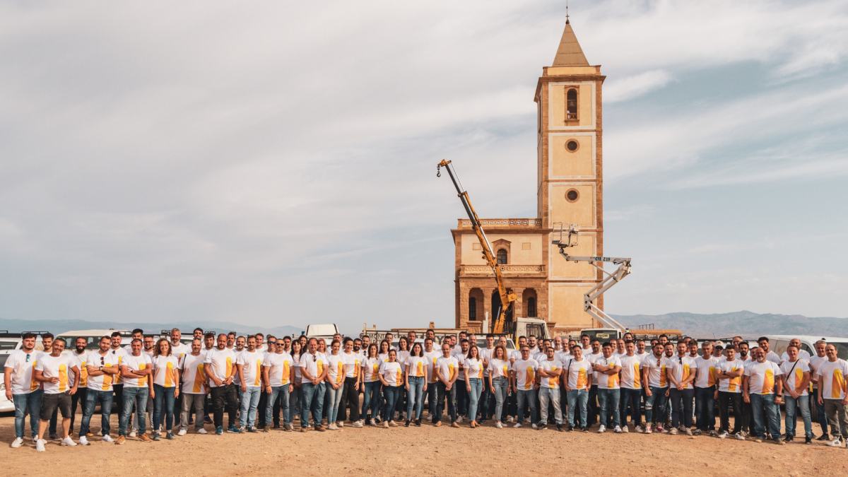 Foto de familia del gran equipo humano de Montajes de Electricidad Moya