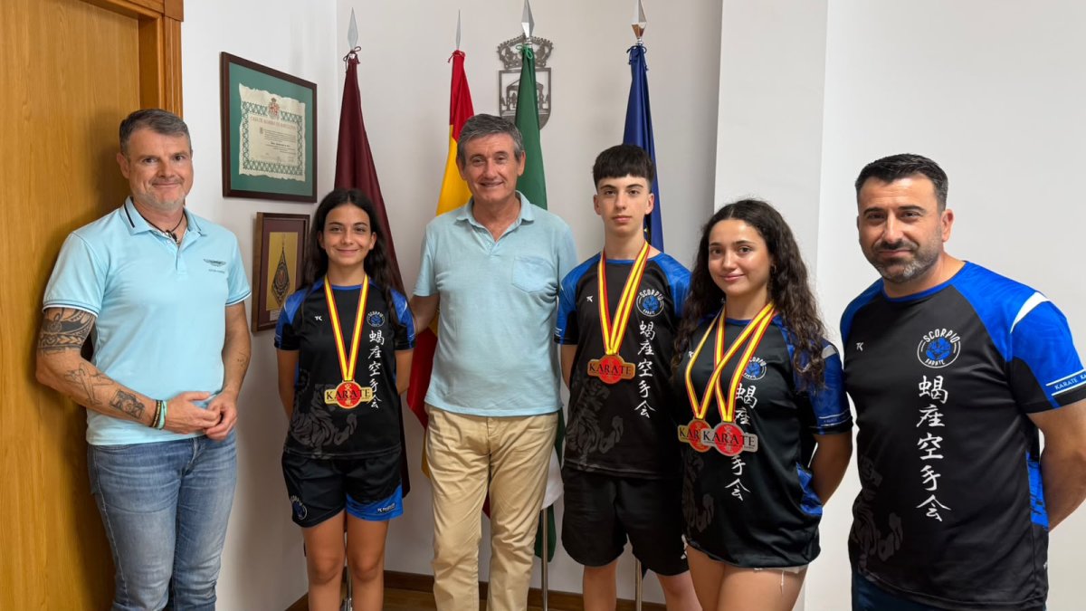 Manuel Cortés recibe a los jóvenes campeones de España del Scorpio Karate Club
