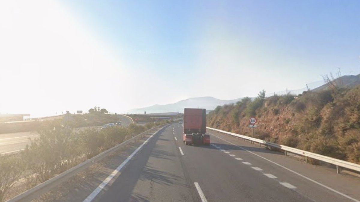 Atropellan a un hombre que cruzaba la A-7 a su paso por Balanegra