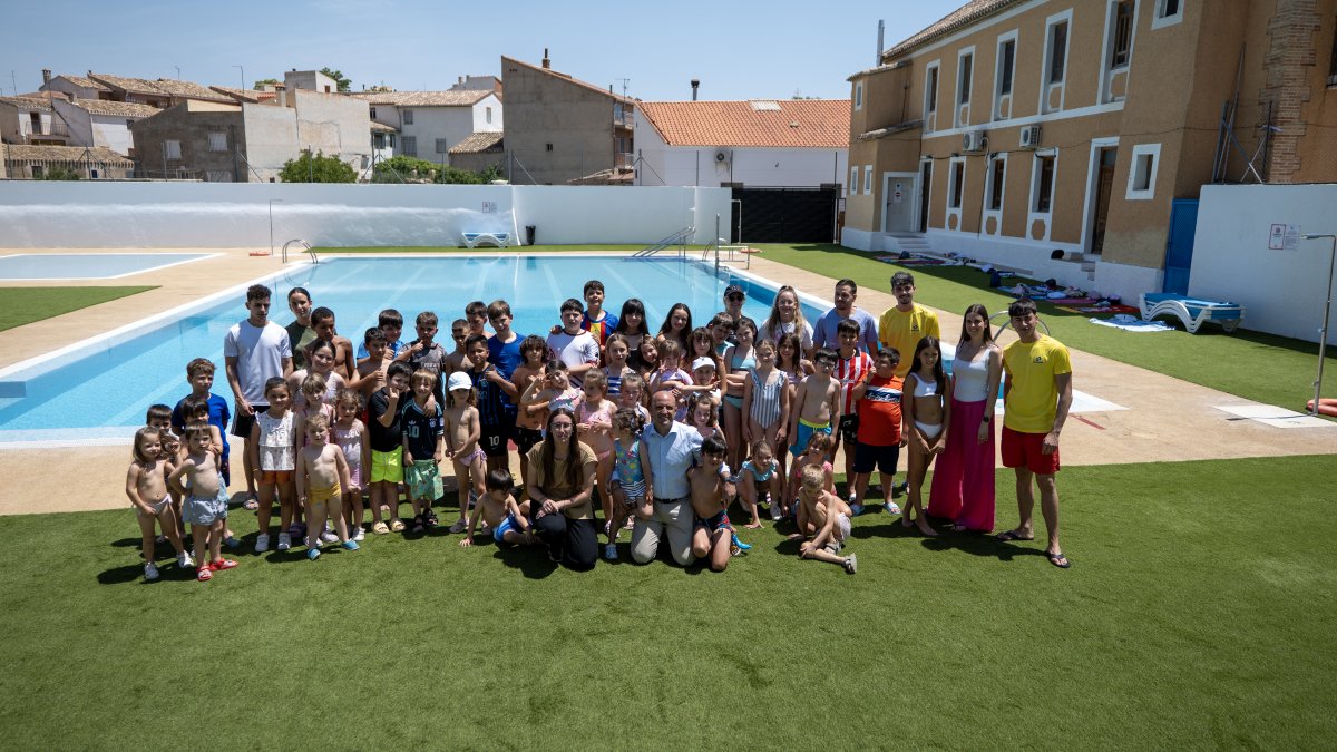 Foto de familia tras la visita del presidente de la Diputación Provincial de Almería
