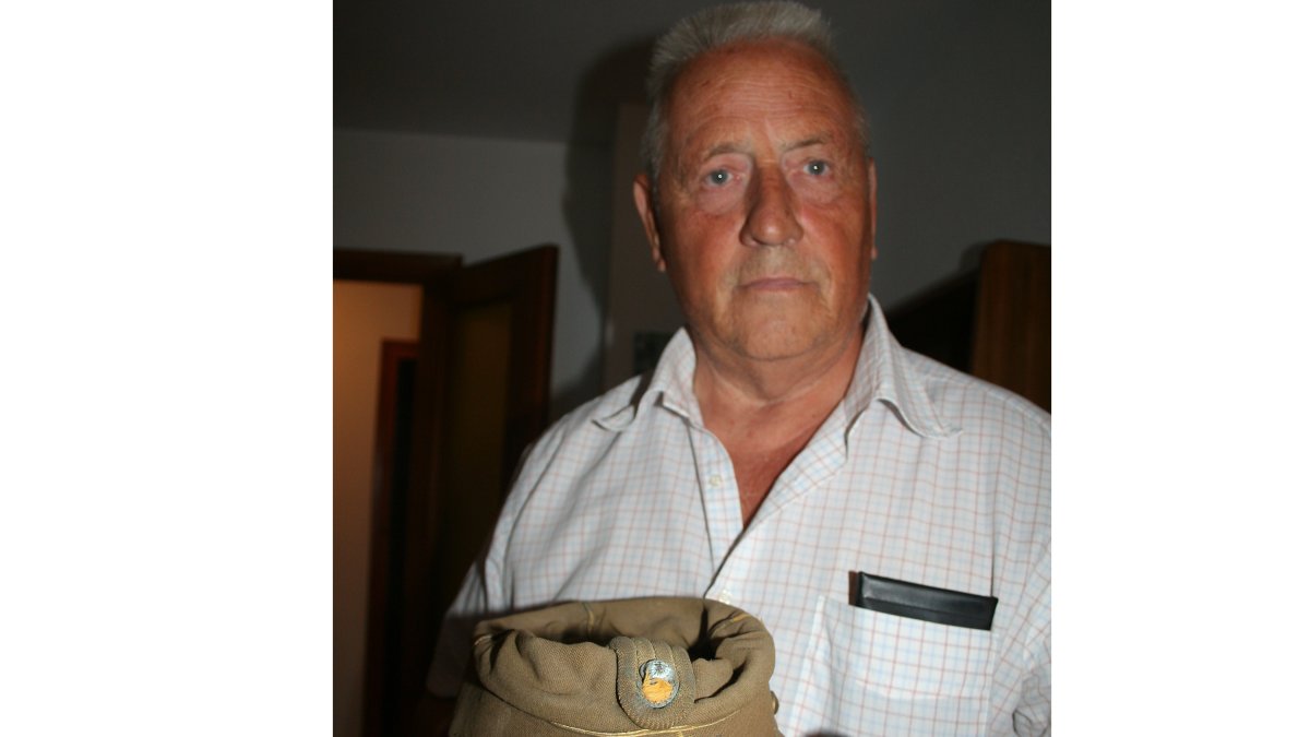 Antonio Unzurrunzaga Marzal con su gorro militar en su casa de Garrucha.