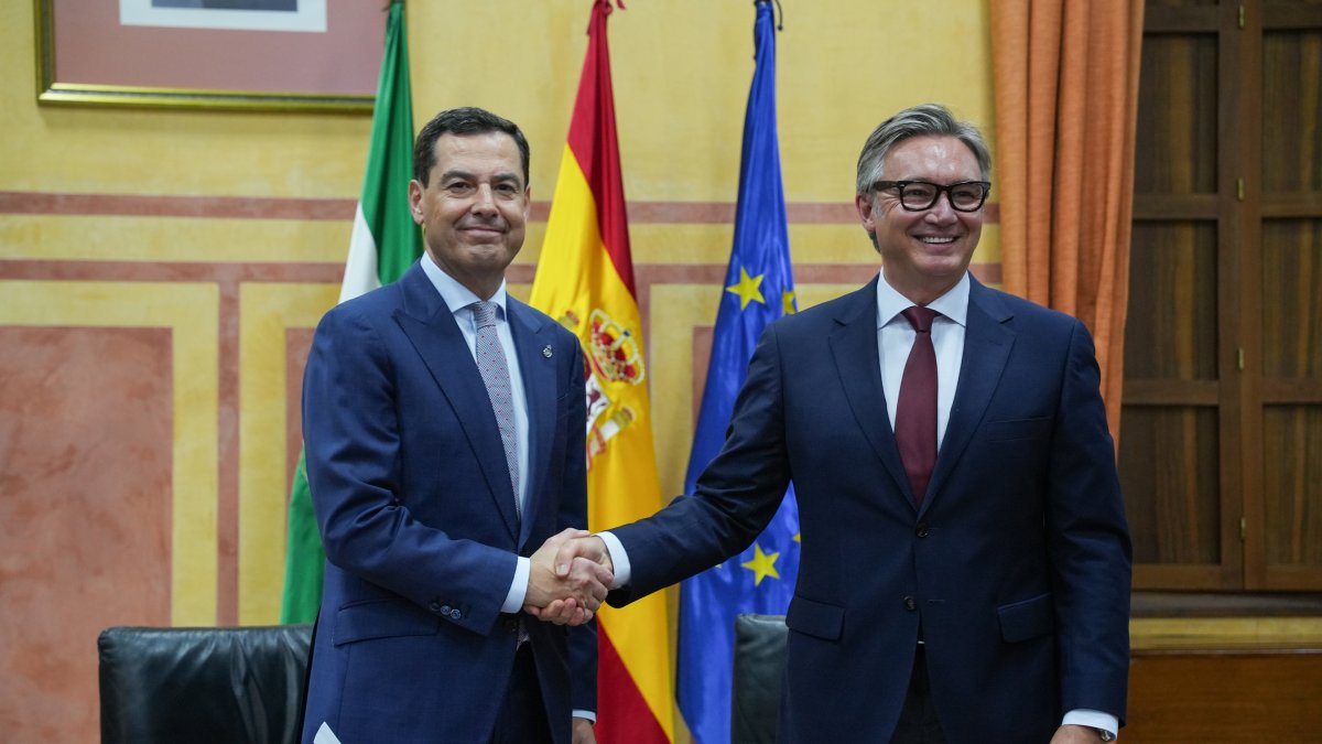 El presidente en funciones de la Junta, Juanma Moreno, y el portavoz de Vox Andalucía, Manuel Gavira, firman el acuerdo de gobierno para Andalucia.