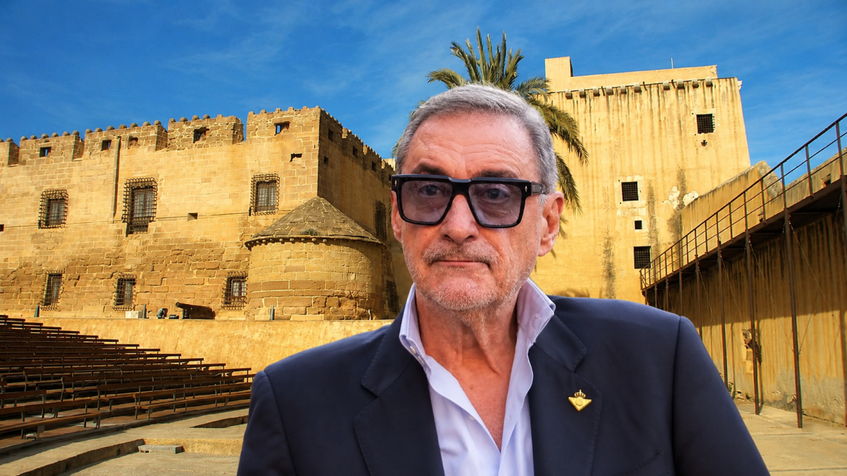 El refugio de Carlos Herrera en Almería: un pueblo con casas-cueva, castillo y el mar Mediterráneo a un paso